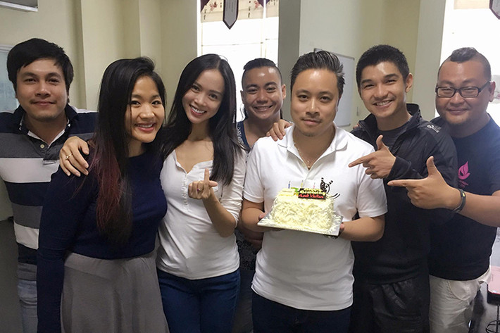 Nam vũ công cùng Vũ Ngọc Anh và các thành viên đoàn làm phim “Lôi báo” mừng sinh nhật đạo diễn Victor Vũ. Ảnh: FBNV