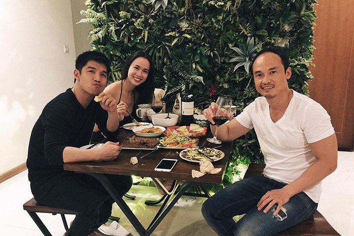 Vũ Ngọc Anh thường xuyên xuất hiện bên Cường Seven đồng thời ít khi tay trong tay với bạn trai tin đồn Hữu Vi. Ảnh: FBNV