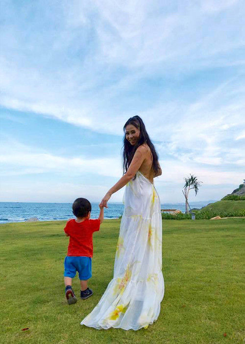 Hình ảnh bé Gấu đến ủng hộ tinh thần Thu Minh trong một buổi quay sản phẩm âm nhạc được chia sẻ vào tháng 10/2016. Ảnh: FBNV