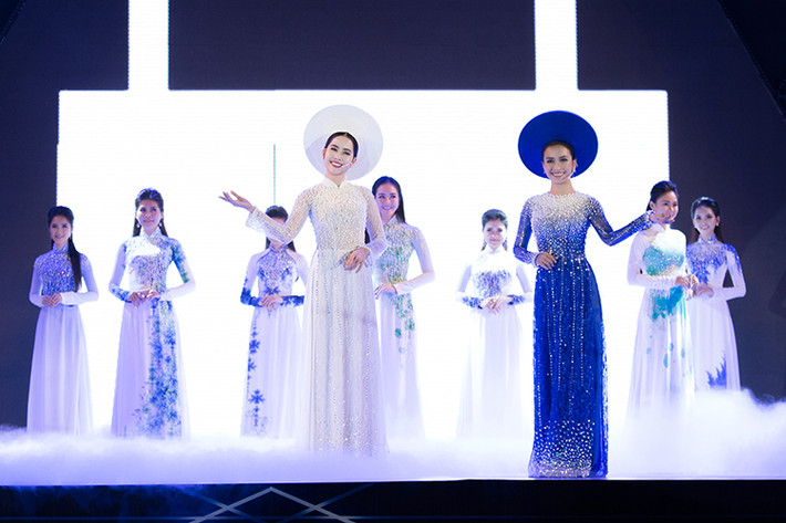 Tối qua (ngày 23/3), Hoa khôi Nam Em (trái) đã tham gia trình diễn một ca khúc cùng ca sĩ Ái Phương.