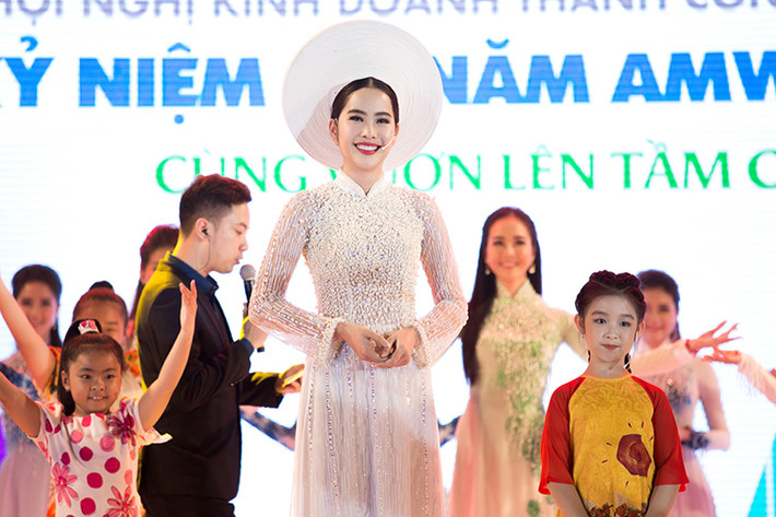 Nam Em và Ái Phương đều có điểm chung là xuất phát điểm từ người mẫu, sau đó mới lấn sân sang lĩnh vực ca hát.