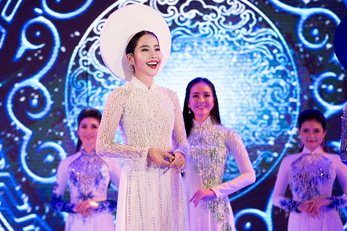 Với lợi thế sắc vóc cùng giọng hát ngọt ngào, Nam Em đã hòa giọng cùng Ái Phương trong một tiết mục ca nhạc thời trang đặc sắc với chủ đề “Nét đẹp Á Đông”.
