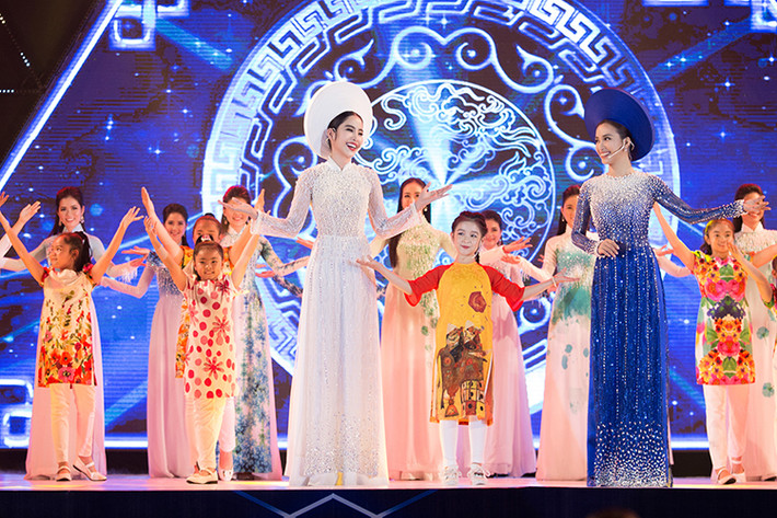 Đây là lần đầu tiên Nam Em có dịp hát song ca cùng Ái Phương. Được biết, từ lâu, Nam Em đã rất yêu mến giọng hát của đàn chị.