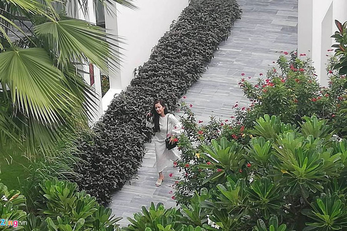 Chị gái của Nhã Phương từ Hàn Quốc về để tham dự lễ đính hôn. Ảnh: Zing