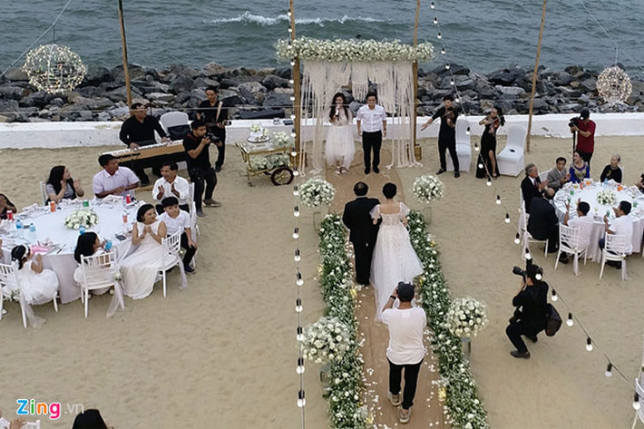 Lễ đính hôn của Nhã Phương - Trường Giang đã diễn ra vào tối ngày 24/8. Trong ngày vui, Nhã Phương diện váy cưới của NTK Chung Thanh Phong. Trong ảnh, bố của Nhã Phương dắt tay con gái trao cho Trường Giang. Ảnh: Zing