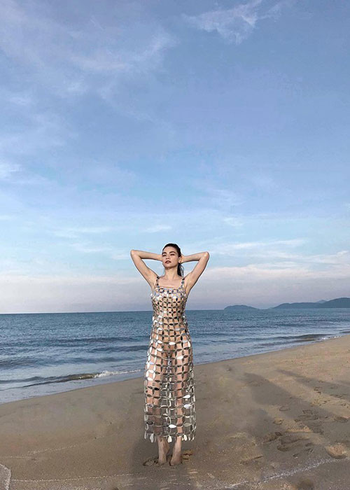 Hình ảnh Hồ Ngọc Hà diện chiếc váy xuyên thấu trên bãi biển đang nhận được sự chú ý của dân mạng. Ảnh: doisongvietnam