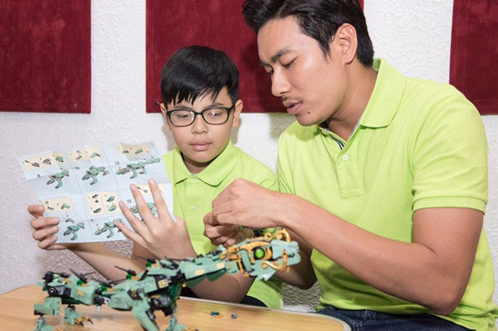 Chia sẻ trên Người lao động, Kiều Minh Tuấn cho hay anh thương bé Bom nhưng nghiêm khắc khi cần thiết.