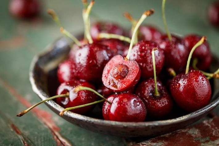 Anh đào: Các anthocyanin trong anh đào tạo ra màu đỏ sẫm cho trái cây này. Những anthocyanin này bảo vệ cơ thể bạn khỏi sự hư hại từ các gốc tự do và độc tố môi trường làm tăng tốc độ lão hóa của bạn, nó cũng có thể gây chết hoặc tổn thương tế bào.