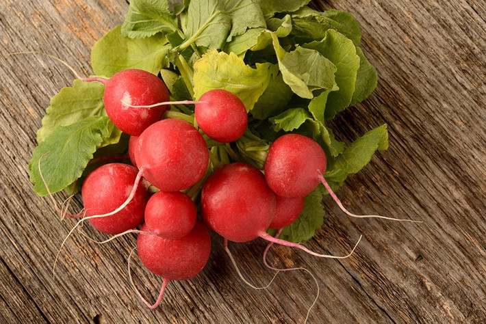 Củ cải đỏ: Củ cải là nguồn cung cấp kali, folate, vitamin C, lycopene, anthocyanin, kẽm, phốt pho, kali, magiê, đồng, sắt, canxi, mangan, vitamin A, vitamin B6, vitamin E, vitamin K và chất xơ. Tất cả các chất dinh dưỡng này giữ cho cơ thể ở trạng thái tốt nhất.