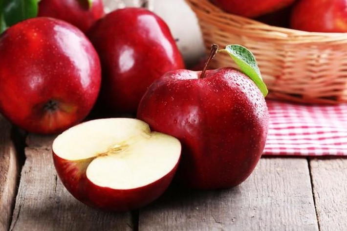 Táo đỏ: Táo đỏ giàu chất chống oxy hóa, chất xơ và flavonoid. Các chất chống oxy hóa đóng một vai trò quan trọng trong việc giảm nguy cơ phát triển ung thư, tiểu đường, tăng huyết áp và bệnh tim.
