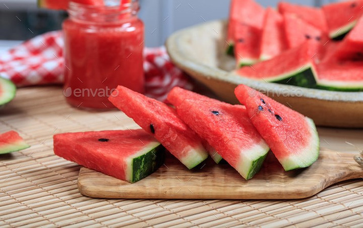 Dưa hấu: Dưa hấu là một nguồn lycopene tuyệt vời có thể làm giảm nguy cơ bệnh tim và đột quỵ bằng cách giảm cholesterol LDL. Các loại trái cây màu đỏ làm giảm nguy cơ ung thư tuyến tiền liệt và thoái hóa điểm vàng.