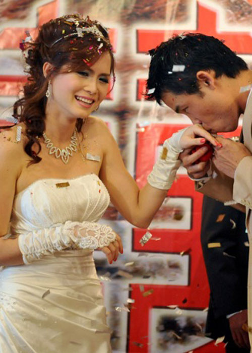 Hơn 1 năm sau đám cưới, Hiệp Gà và Thu Trang ly hôn. Lần này, anh bị ném đá bởi phát ngôn cưới Thu Trang vì cô có bầu nhưng không may đến lễ ăn hỏi thì không giữ được. Ảnh: Ngoisao