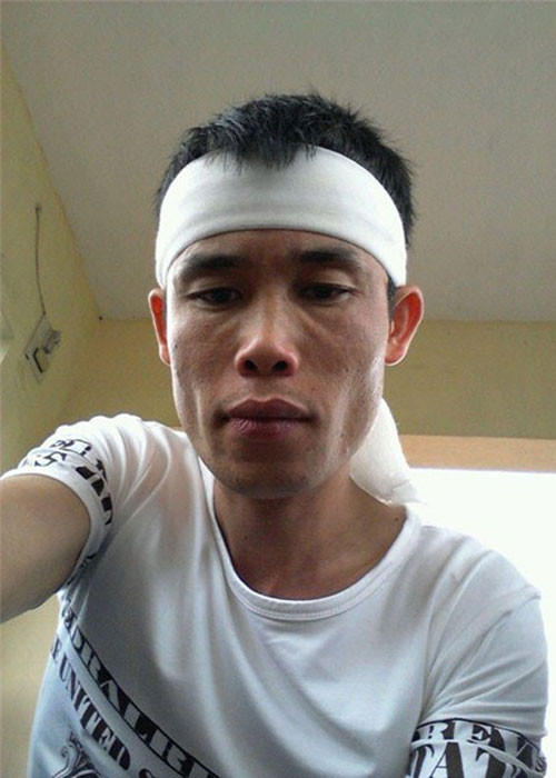 Sau scandal “đánh đu” tượng đài lịch sử, Hiệp Gà bị chỉ trích khi vô tư tạo dáng chụp ảnh trong đám tang của bà. Ảnh: FBNV