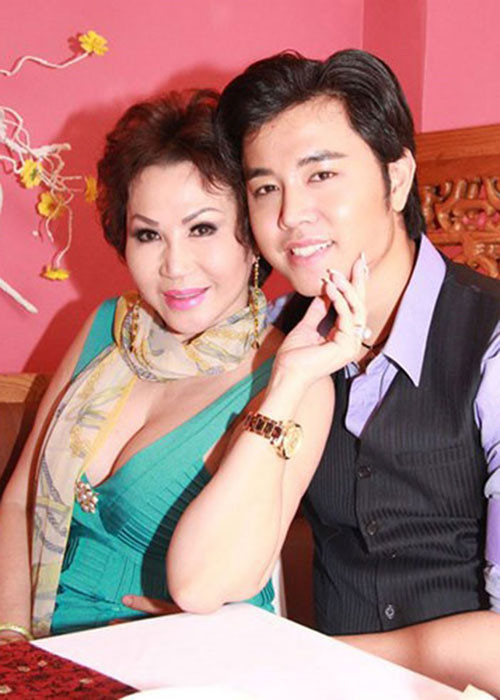 Mối tình chị em giữa Vũ Hoàng Việt và Yvonne Thúy Hoàng cũng tan vỡ. Vào năm 2012, hai người công khai hẹn hò khi Yvonne đã ở tuổi 60 còn Vũ Hoàng Việt mới 28 tuổi. Ảnh: Danviet