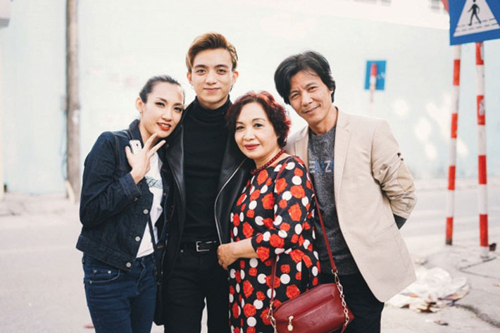Nam ca sĩ Soobin Hoàng Sơn sinh năm 1992. Có bố là nhạc sĩ nghệ sĩ chơi nhạc cụ dân tộc, anh học đàn bầu từ khi 3 tuổi, sau đó học piano. Ảnh: Saostar