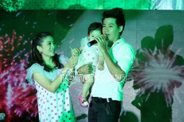 Trong bữa tiệc sinh nhật 1 tuổi của bé Lavie, Phùng Ngọc Huy đã hát tặng thiên thần nhỏ của mình. Ảnh: Ngoisao