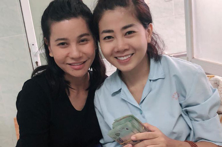 Chiều ngày 28/8, Cát Phượng vào bệnh viện thăm Mai Phương đang điều trị ung thư phổi đồng thời trao số tiền mọi người ủng hộ.