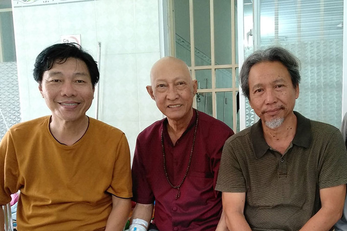 Đạo diễn Nguyễn Minh Chung và diễn viên Kiến An vừa vào thăm nghệ sĩ Lê Bình.