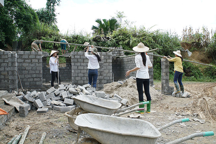Các thí sinh đã phải vất vả băng qua những đoạn đường nguy hiểm mới đến được thôn Xà Phìn.