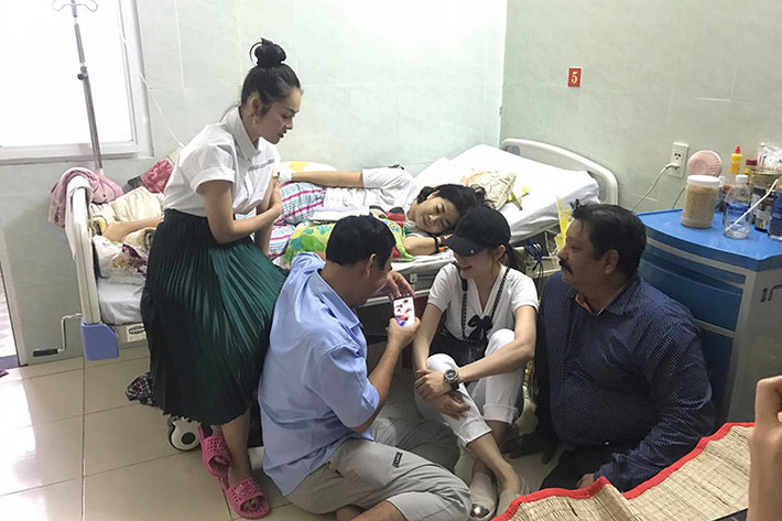 “Trong phòng bệnh chỉ có sự động viên lạc quan và tiếng cười. Không hề có sự than vãn hay đầu hàng với số phận. Mai Phương biết ngoài kia còn có nhiều người yêu thương mình nên mạnh mẽ lắm. Rồi mọi thứ sẽ tốt thôi bạn nhỉ”, Minh Hằng tâm sự. Ảnh: FBNV