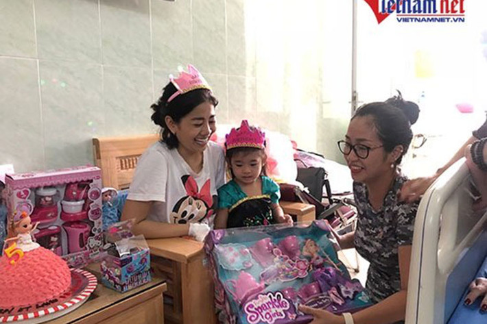 Sáng ngày 21/8, Mai Phương đã mừng sinh nhật 5 tuổi của con gái Lavie trong bệnh viện. Ảnh: Vietnamnet