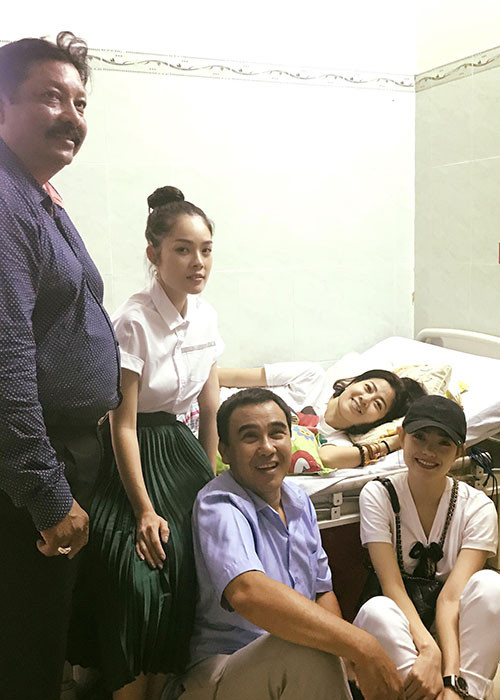 Mới đây, trên trang cá nhân, Minh Hằng chia sẻ hình ảnh cùng Quyền Linh, Dương Cẩm Lynh đến thăm diễn viên Mai Phương ở bệnh viện. Minh Hằng cho hay MC Quyền Linh đã khoe tin nhắn của khán giả và sự quan tâm của mọi người dành cho Mai Phương. Ảnh: FBNV