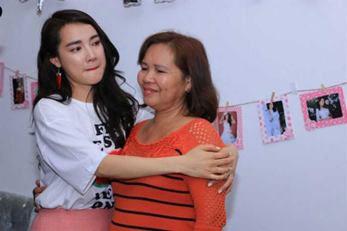 Nhã Phương trở thành trụ cột của gia đình khi bắt đầu kiếm được tiền. Ảnh: Pose