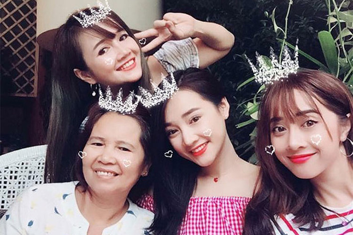 Hình ảnh Nhã Phương bên mẹ và chị gái Bích Trâm, em gái Phương Anh. Ảnh: FBNV