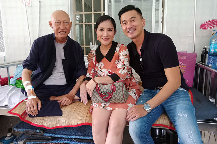 Nghệ sĩ Cát Tường đến thăm Lê Bình thì gặp diễn viên Quốc Cường. Theo lời Cát Tường, nghệ sĩ Lê Bình cho hay bác sĩ nói chắc chắn trị được bệnh cho ông.