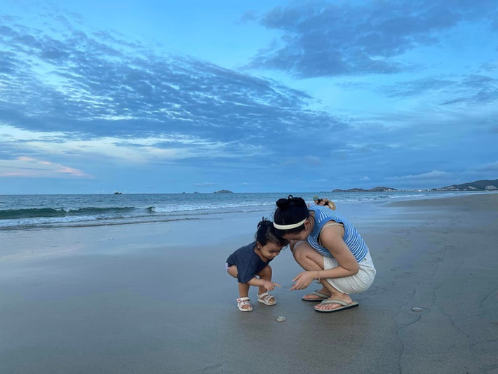 Võ Hạ Trâm dành nhiều thời gian cho con gái. "Tuổi thơ của con nhanh lắm, nên mẹ cũng tranh thủ cùng con tạo ra những kỷ niệm thiệt đẹp cho tuổi thơ của mình nha", cô tâm sự.