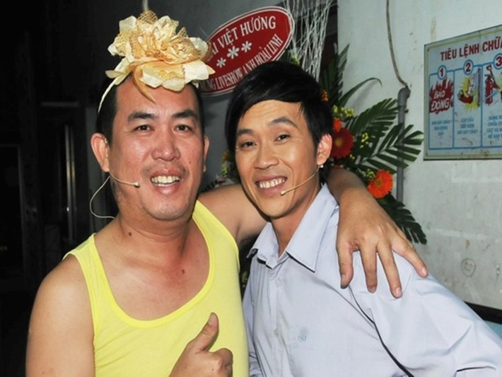 Nam danh hài chia sẻ, hiện tại, anh không tham gia các gameshow. Thay vào đó, anh tập trung cho sân khấu để thỏa đam mê. Hoài Linh cho biết, cát-sê diễn sân khấu không cao nhưng đổi lại là niềm vui. Ảnh: Người Lao Động.