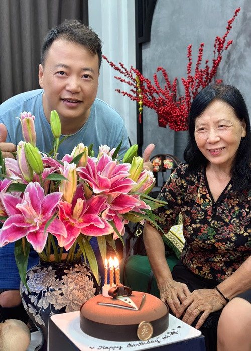 Ông xã Phương Oanh mừng sinh nhật bên mẹ đẻ.