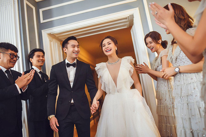 Vào ngày 25/5 vừa qua, Chung Hân Đồng tổ chức đám cưới với bác sĩ Lại Hoằng Quốc tại Mỹ.
