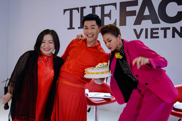 Host Nam Trung tươi rói bên huấn luyện viên Thanh Hằng.