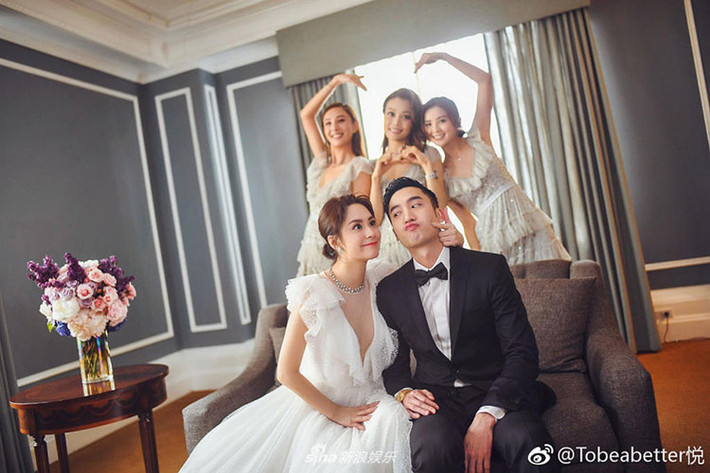 Chung Hân Đồng cùng ông xã tạo dáng nhí nhảnh bên dàn phù dâu.