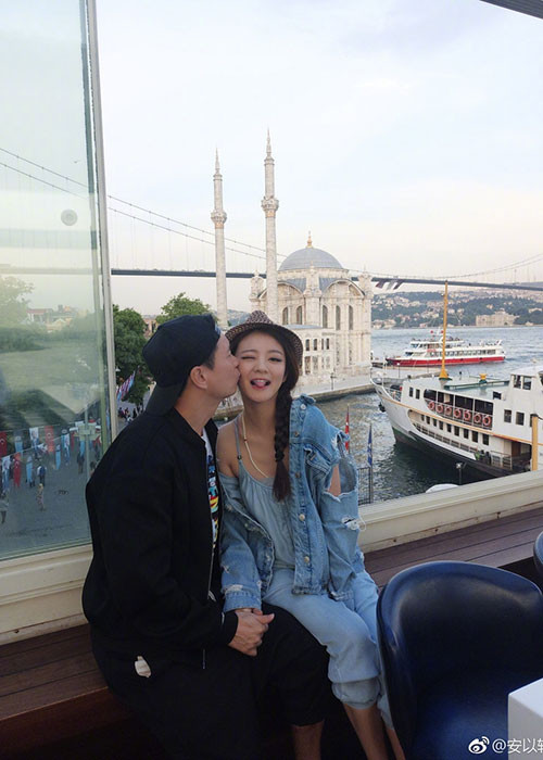 Để kỷ niệm 1 năm ngày cưới, vợ chồng An Dĩ Hiên cùng đi du lịch Thổ Nhĩ Kỳ.