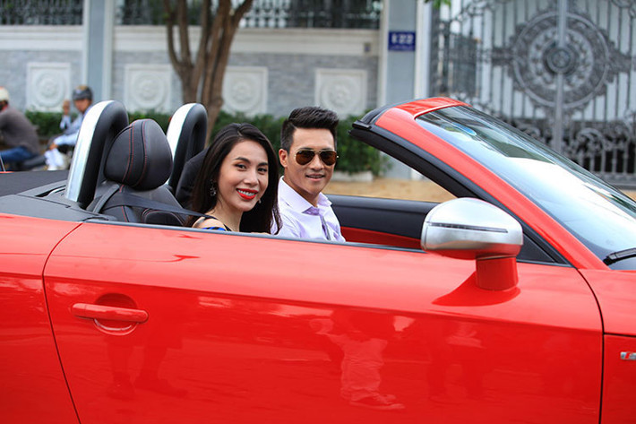 Công Vinh thường xuyên tặng Thủy Tiên những món quà đắt giá. Không những vậy, anh còn đóng phim, quay MV, nhảy trước đám đông hay tặng bàn thắng cho vợ để có nụ cười của vợ.