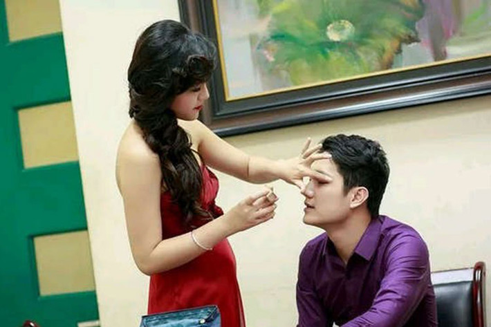 Hình ảnh Thu Quỳnh ân cần trang điểm cho Chí Nhân. Ảnh: Giadinhxaxhoi