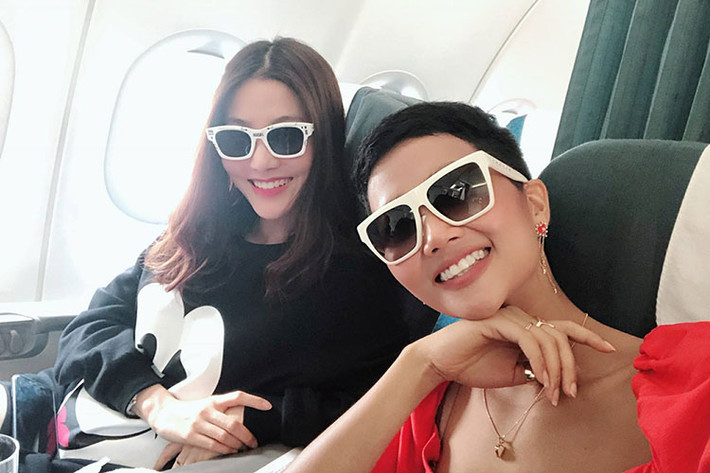Diễm My 9x khen H’hen Niê đáng yêu. “Ngồi kế nàng trong một chuyến bay luyên thuyên mãi nên thấy chuyến bay không dài”, Diễm My chia sẻ.