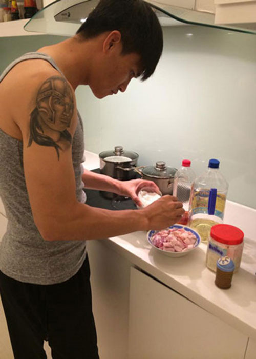 Hình ảnh Công Vinh trổ tài nấu nướng tại nhà.