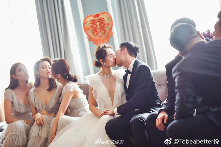Khoảnh khắc ngọt ngào của cặp đôi tại hôn lễ.