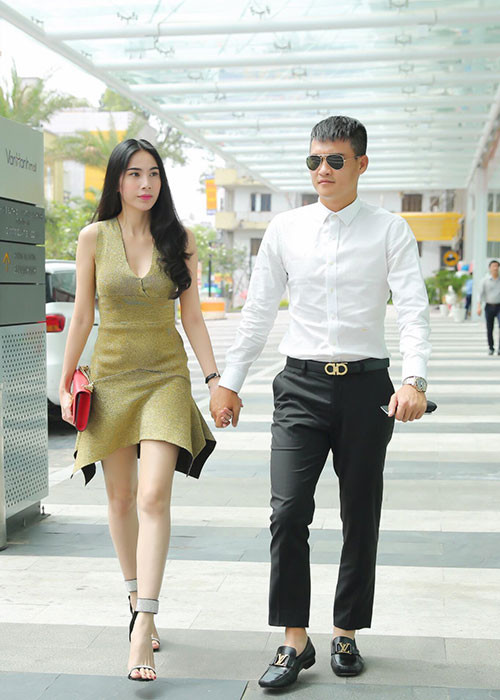 Công Vinh thường xuyên tháp tùng Thủy Tiên đi sự kiện, dành thời gian cùng vợ đi du lịch để hâm nóng tình cảm vợ chồng.