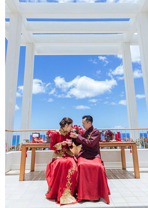 Tháng 2/2018, Trần Vinh Luyện bị tố từng có vợ và con riêng. Về phía An Dĩ Hiên, cô khẳng định cô là người vợ đầu tiên của Trần Vinh Luyện nhưng không phủ nhận chồng có con riêng.