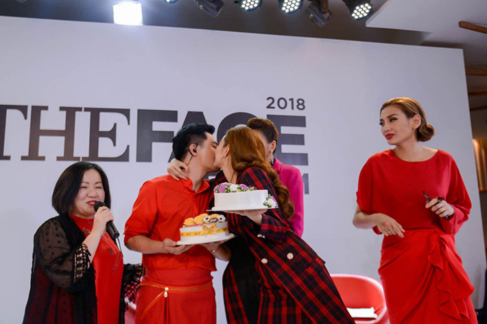 Minh Hằng còn phấn khích hôn má Nam Trung trên trường quay.