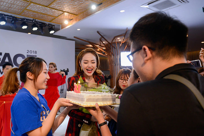 FC của Minh Hằng cũng có mặt tại trường quay để cổ vũ và chúc mừng sinh nhật sớm cho nữ ca sĩ.