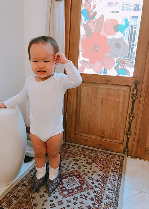 Ông xã của Phan Như Thảo còn được khen khéo chăm con nên bé Bồ Câu rất quấn bố.