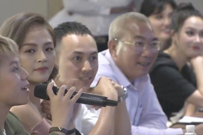 Mới đây, Minh Hà - Thu Quỳnh cùng tham gia sự kiện giao lưu báo chí lễ trao giải Ấn tượng VTV 2019. Trong khi Minh Hà (áo đen ngoài cùng bên phải) làm MC cùng Thành Trung, Thu Quỳnh (thứ hai bên trái) là một trong số khách mời đến từ đoàn phim "Về nhà đi con". Ảnh: Vietnamnet