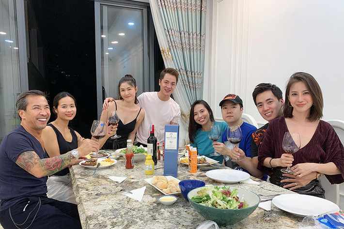 Lê Hiếu và vợ sắp cưới trông xứng đôi vừa lứa. Được biết, cả hai đã hẹn hò được 1 năm rồi quyết định tiến tới hôn nhân.