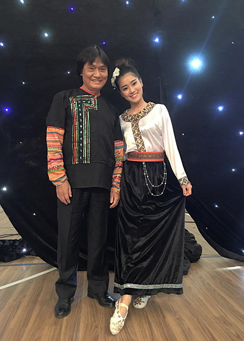 "...Chú ơi chú còn hứa dạy con hát, hứa đi dự tiệc sinh nhật con và cùng nhảy vui vẻ mà? Buổi cuối trên sân khấu chú gọi con là con xưng ba, con nghĩ mình thật vui khi có thêm 1 người ba mới, người ba giúp đỡ con gái mình trên sân khấu. Mới chỉ gọi ba được 1 lần, sao ba đã đi rồi ba ơi?", Hoàng Yến Chibi đau buồn viết trên trang cá nhân. (Ảnh: Facebook Hoàng Yến Chibi)