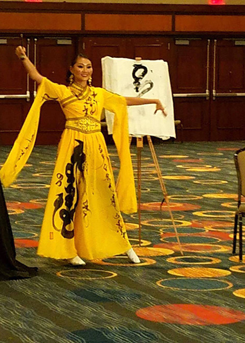 Ở phần thi tài năng, Bayartsetseg Altangerel - đại diện Mông Cổ lại lựa chọn làm ảo thuật và đã xuất sắc lọt top 10. Cô năm nay 25 tuổi, cao 1m75 và đang là người mẫu kiêm diễn viên. Được biết, Bayartsetseg có thể nói trôi chảy tiếng Pháp và Tây Ban Nha. (Ảnh: Hoa hậu Thế giới)